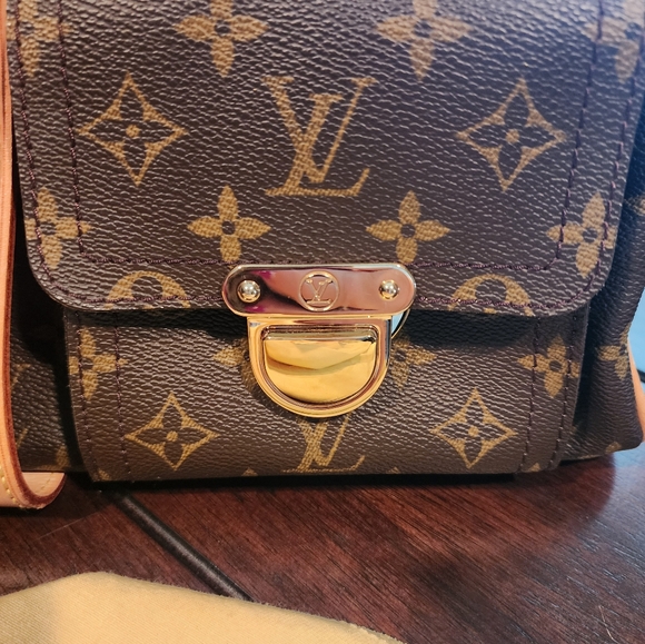 Authentic Louis Vuitton Manhattan GM - Picture 6 of 9